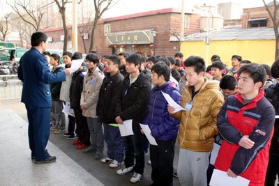 空军招飞工作人员对学生进行检前教育。李洪春 摄